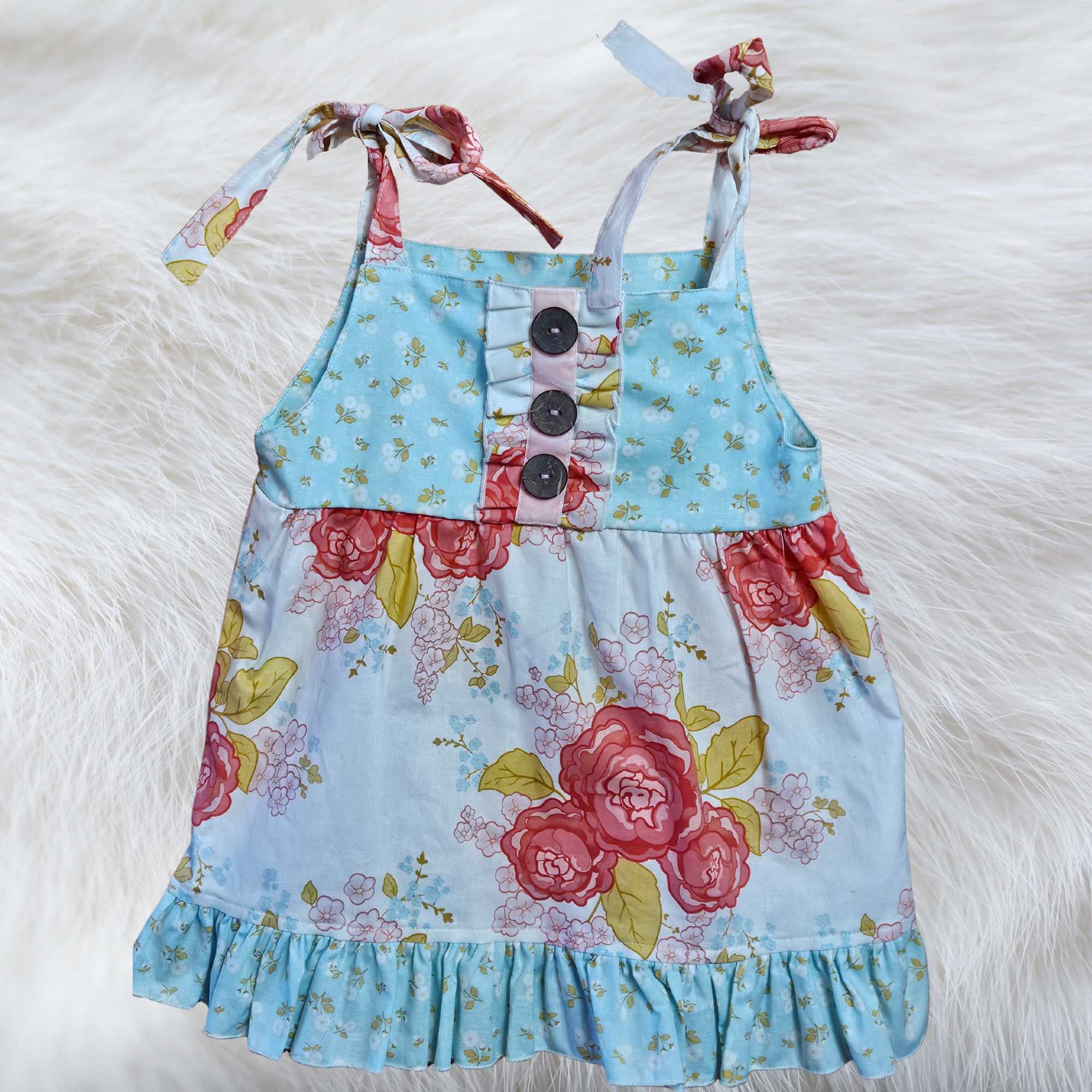 Floral tunic with buttons on a white fur background